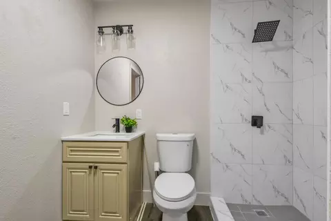 Bath - 4825 Second St, Modesto, CA 95357 photo 2 of 15