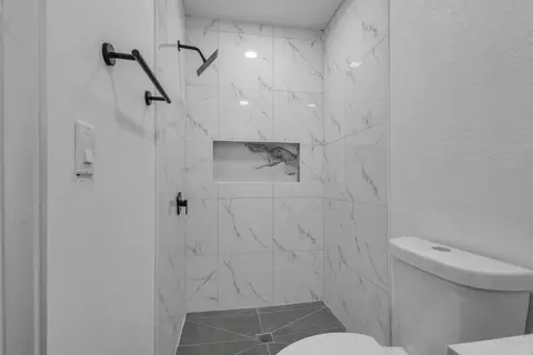 Bath - 4825 Second St, Modesto, CA 95357 photo 11 of 15