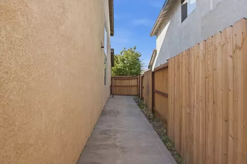 Entry Way - 442 Olivine Ave, Lathrop, CA 95330 photo 6 of 6