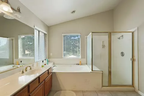 Bath - 1530 Locust Dr, Tracy, CA 95376 photo 4 of 4