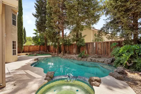 Exterior - 1530 Locust Dr, Tracy, CA 95376 photo 8 of 11