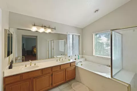 Bath - 1530 Locust Dr, Tracy, CA 95376 photo 3 of 4