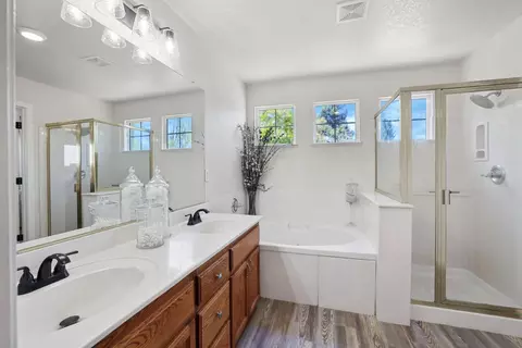 Bath - 5262 Flor Ct, Linden, CA 95236 photo 3 of 5