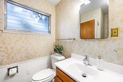 Bath - 855 A St, Davis, CA 95616 photo 2 of 4