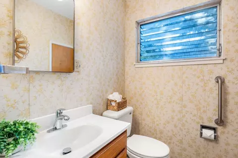 Bath - 855 A St, Davis, CA 95616 photo 4 of 4
