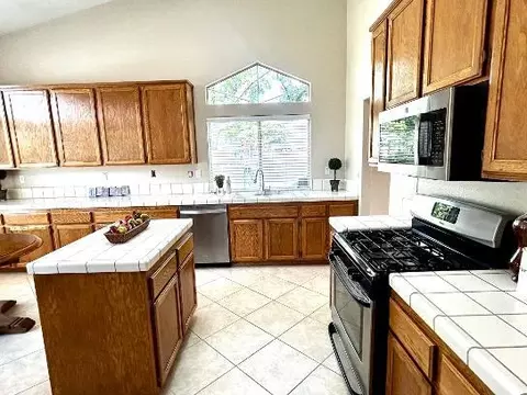 Kitchen - 5401 Pearlstone Dr, Antelope, CA 95843 photo 8 of 10