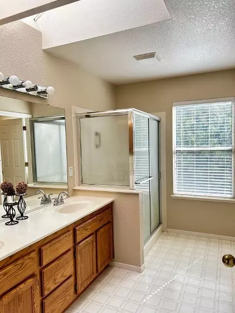 Bath - 5401 Pearlstone Dr, Antelope, CA 95843 photo 2 of 4