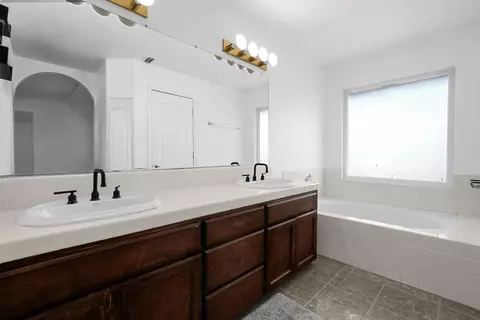Bath - 1632 Marazzi Ln, Ceres, CA 95307 photo 2 of 3