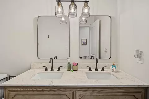 Bath - 876 Placer Ave, Manteca, CA 95336 photo 7 of 8