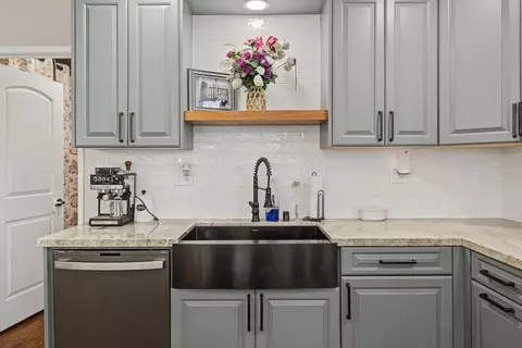 Kitchen - 876 Placer Ave, Manteca, CA 95336 photo 7 of 9