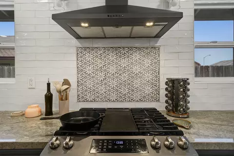 Kitchen - 876 Placer Ave, Manteca, CA 95336 photo 5 of 9