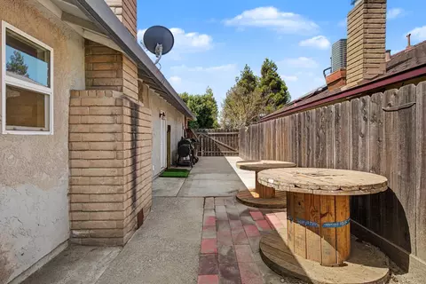 Exterior - 876 Placer Ave, Manteca, CA 95336 photo 6 of 7