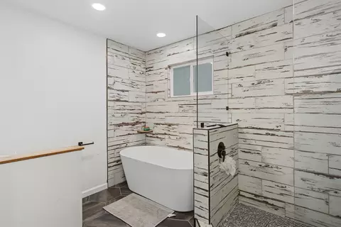 Bath - 876 Placer Ave, Manteca, CA 95336 photo 2 of 8