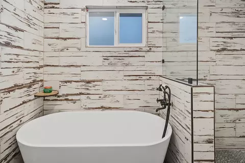 Bath - 876 Placer Ave, Manteca, CA 95336 photo 4 of 8