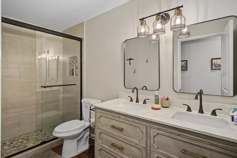 Bath - 876 Placer Ave, Manteca, CA 95336 photo 6 of 8