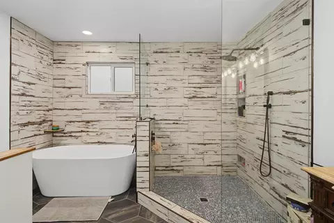 Bath - 876 Placer Ave, Manteca, CA 95336 photo 1 of 8
