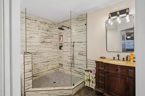 Bath - 876 Placer Ave, Manteca, CA 95336 photo 3 of 8