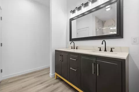 Bath - 1121 Crater Ave, Modesto, CA 95351 photo 3 of 3