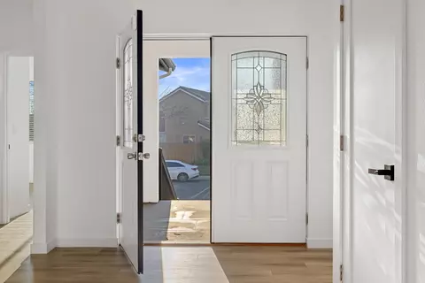 Entry Way - 1121 Crater Ave, Modesto, CA 95351 photo 2 of 12