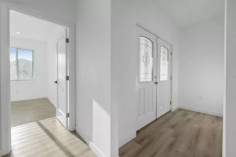 Entry Way - 1121 Crater Ave, Modesto, CA 95351 photo 3 of 12