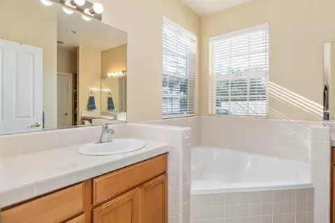 Bath - 281 Fieldstone Dr, Murphys, CA 95247 photo 2 of 3