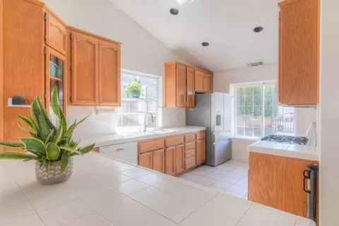 Kitchen - 550 E 10th St, Lincoln, CA 95648 photo 1 of 4