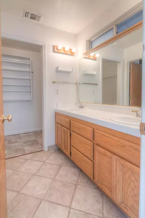 Bath - 550 E 10th St, Lincoln, CA 95648 photo 4 of 5