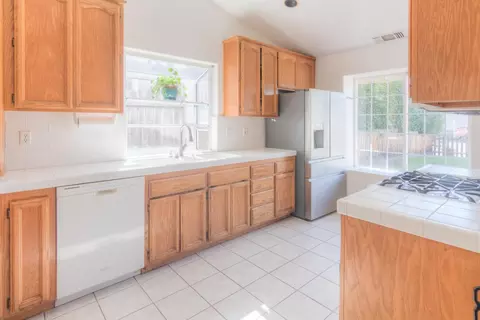 Kitchen - 550 E 10th St, Lincoln, CA 95648 photo 2 of 4