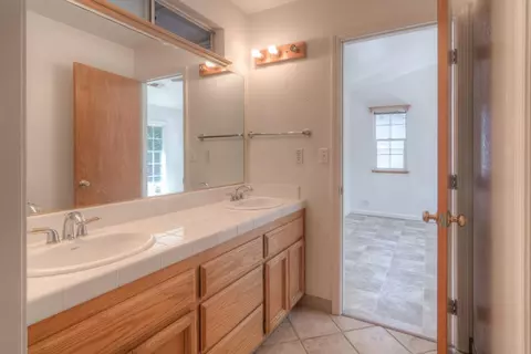 Bath - 550 E 10th St, Lincoln, CA 95648 photo 3 of 5