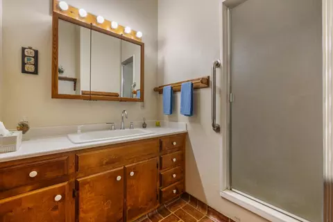 Bath - 1252 Root Rd, Modesto, CA 95357 photo 2 of 9