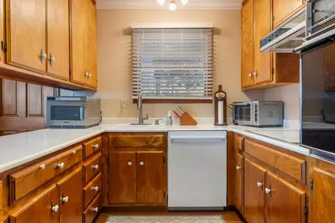Kitchen - 1252 Root Rd, Modesto, CA 95357 photo 9 of 10