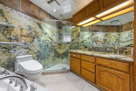Bath - 709 Winfield Pl, Modesto, CA 95355 photo 2 of 5