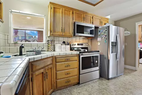 Kitchen - 2300 Senimi Cir, Ceres, CA 95307 photo 4 of 5