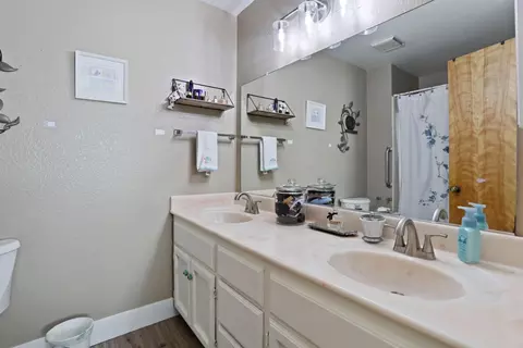 Bath - 2300 Senimi Cir, Ceres, CA 95307 photo 3 of 4
