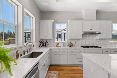 Kitchen - 5010 Neroly Rd, Oakley, CA 94561 photo 5 of 9