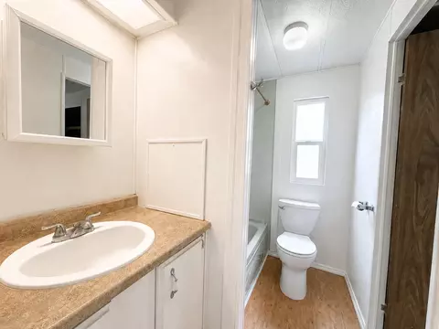 Bath - 4728 Pacific Ave, Olivehurst, CA 95961 photo 4 of 4