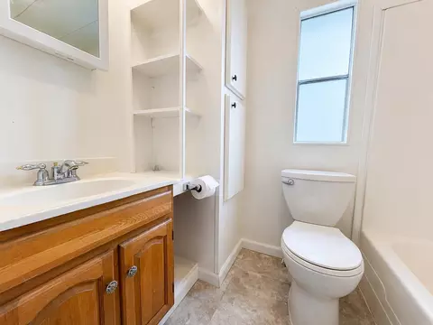 Bath - 4728 Pacific Ave, Olivehurst, CA 95961 photo 1 of 4