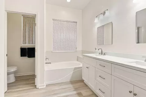 Bath - 567 Whitney Ct, Tracy, CA 95377 photo 2 of 4