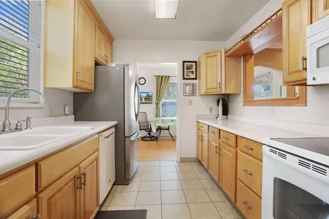 Kitchen - 517 Daisy Ave, Lodi, CA 95240 photo 4 of 7