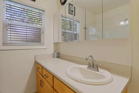 Bath - 517 Daisy Ave, Lodi, CA 95240 photo 2 of 7