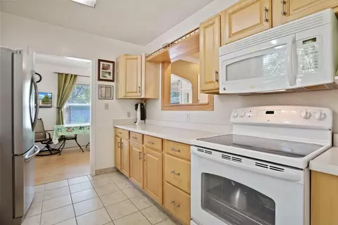 Kitchen - 517 Daisy Ave, Lodi, CA 95240 photo 5 of 7