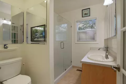 Bath - 517 Daisy Ave, Lodi, CA 95240 photo 1 of 7