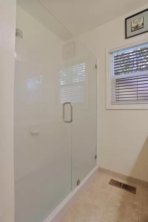 Bath - 517 Daisy Ave, Lodi, CA 95240 photo 3 of 7
