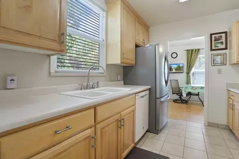 Kitchen - 517 Daisy Ave, Lodi, CA 95240 photo 6 of 7
