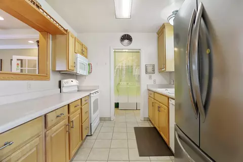 Kitchen - 517 Daisy Ave, Lodi, CA 95240 photo 2 of 7
