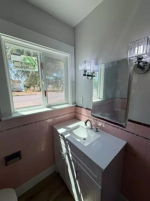 Bath - 470 Second St, Gustine, CA 95322 photo 4 of 12