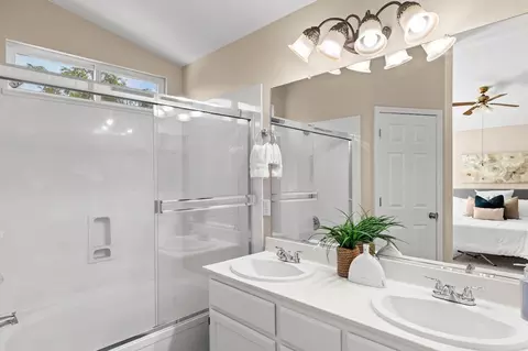 Bath - 94 Elysian Ct, Tracy, CA 95376 photo 2 of 4