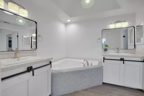Bath - 4610 Broadmore St, Chowchilla, CA 93610 photo 3 of 5