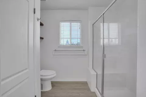 Bath - 4610 Broadmore St, Chowchilla, CA 93610 photo 4 of 5