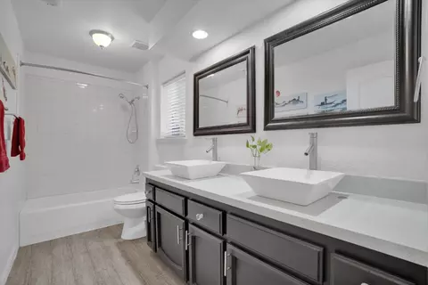 Bath - 4610 Broadmore St, Chowchilla, CA 93610 photo 5 of 5